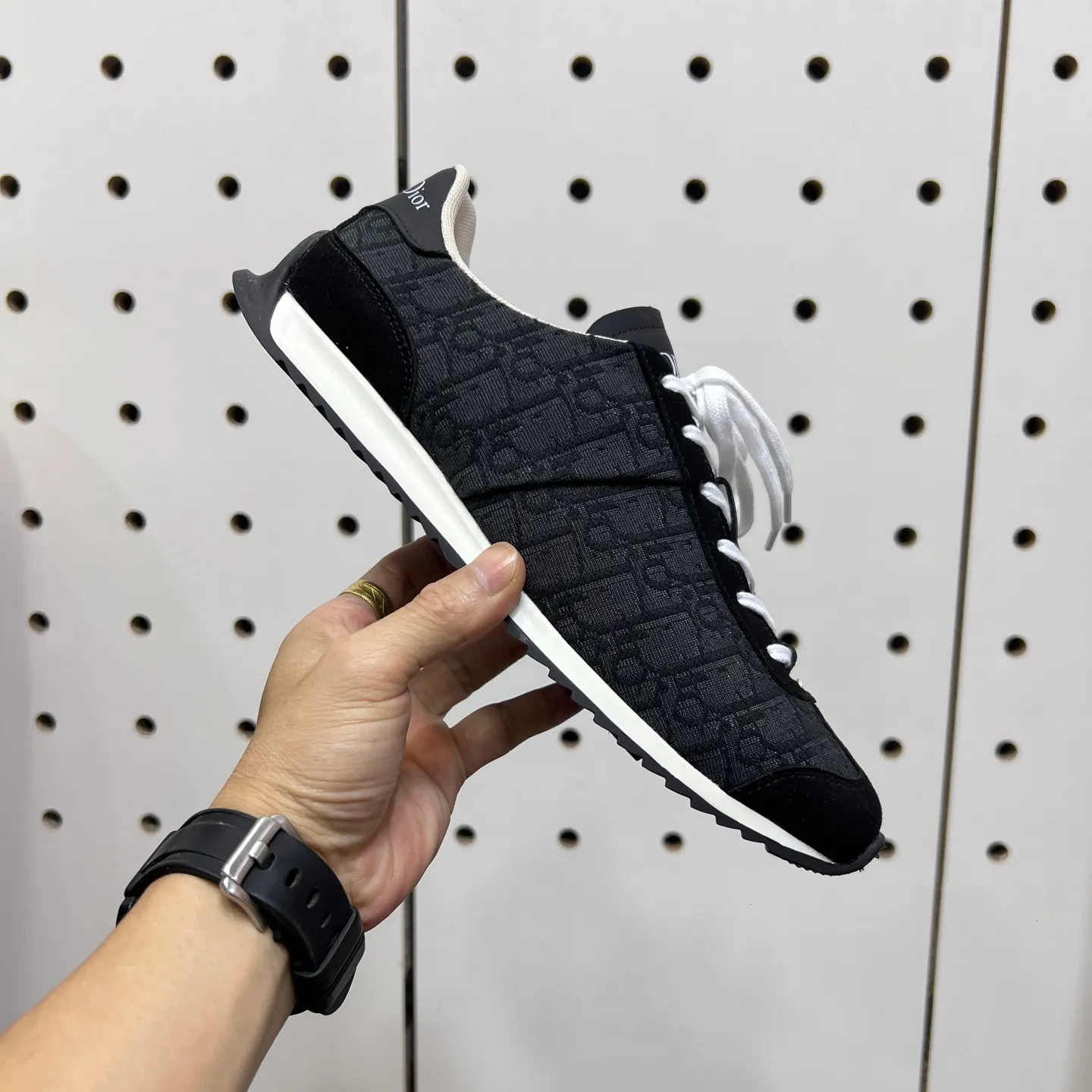 Factory price: 420💰【DIAo•Dior】Original quality.~ Unique modern style sneakers. 🏃A must-have casual shoe for trendy men😍😍 Original brand imported from Italy, imported original leather, sheep lining (refuses to discolor and grind feet) Sole: Original sole provided by the original factory, French lazy style design ⚠️Fit to the feet, original quality, super comfortable original sole. It’s like shooting the real thing 🎬The real thing is better, high-quality sneakers, size: 38-44, custom-made 45